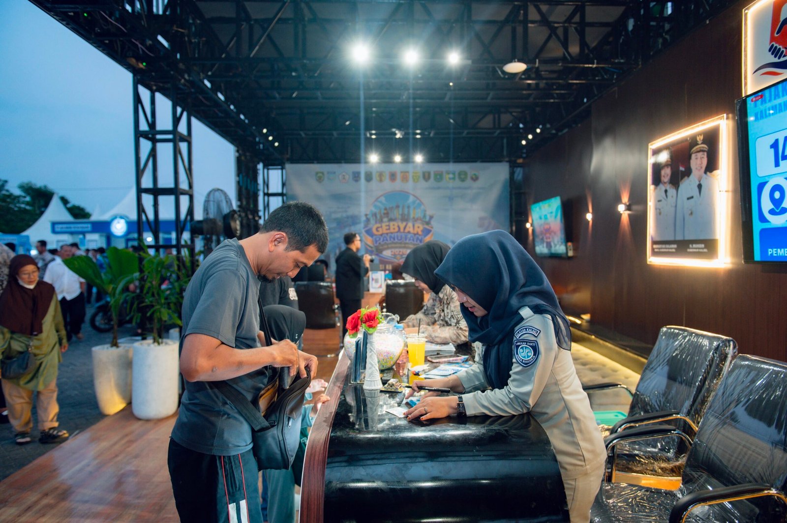 Rayakan Hari Jadi ke-76 Kalsel, Tim Pembina Samsat Hadirkan Layanan Samsat dan Undian Berhadiah di Expo Kalsel 2026 Rayakan Hari Jadi ke-76 Kalsel, Tim Pembina Samsat Hadirkan Layanan Samsat dan Undian Berhadiah di Expo Kalsel 2026