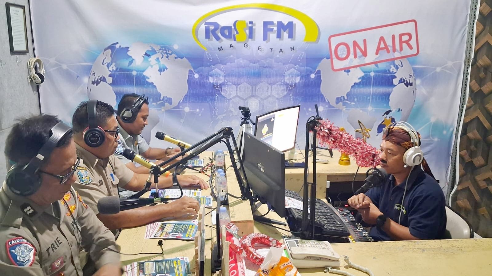 Perluas Informasi Publik, Jasa Raharja Bersama Tim Pembina Samsat Magetan Hadir dalam Talkshow di Rasi FM Perluas Informasi Publik, Jasa Raharja Bersama Tim Pembina Samsat Magetan Hadir dalam Talkshow di Rasi FM