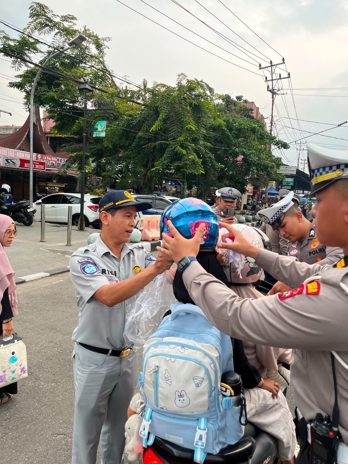 Jasa Raharja Sumbar dan Satlantas Payakumbuh Bagikan Helm Gratis Sambut HUT ke-81 Kemerdekaan RI