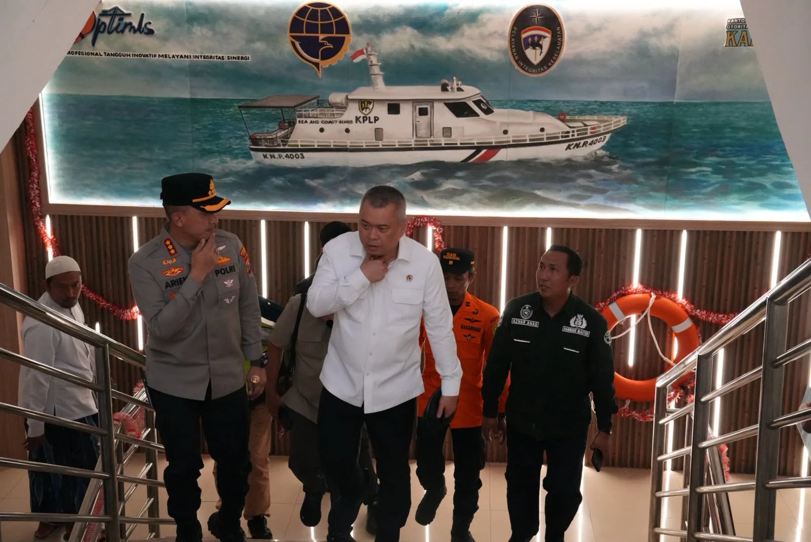 Menhub Pantau Evakuasi Korban Kebakaran KM Mutiara Sentosa II di Perairan Masalembu
