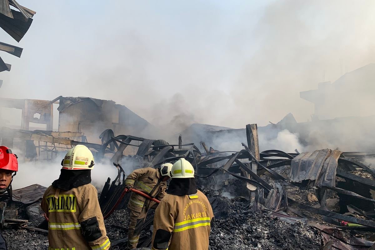 Pabrik Bingkai di Jakarta Timur Terbakar, Belasan Bangunan Hangus