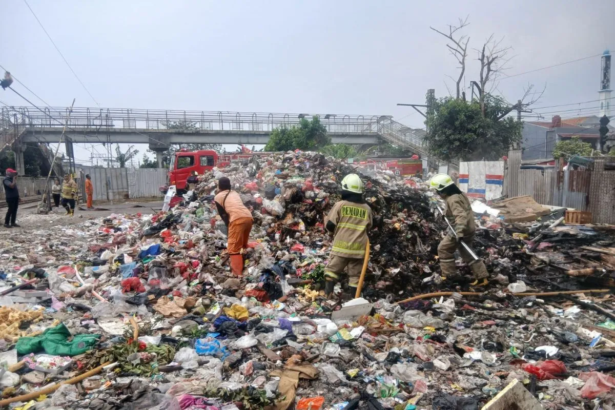 Petugas Gulkarmat Padamkan Kebakaran Sampah di Kawasan Kampung Bahari Jakarta Utara