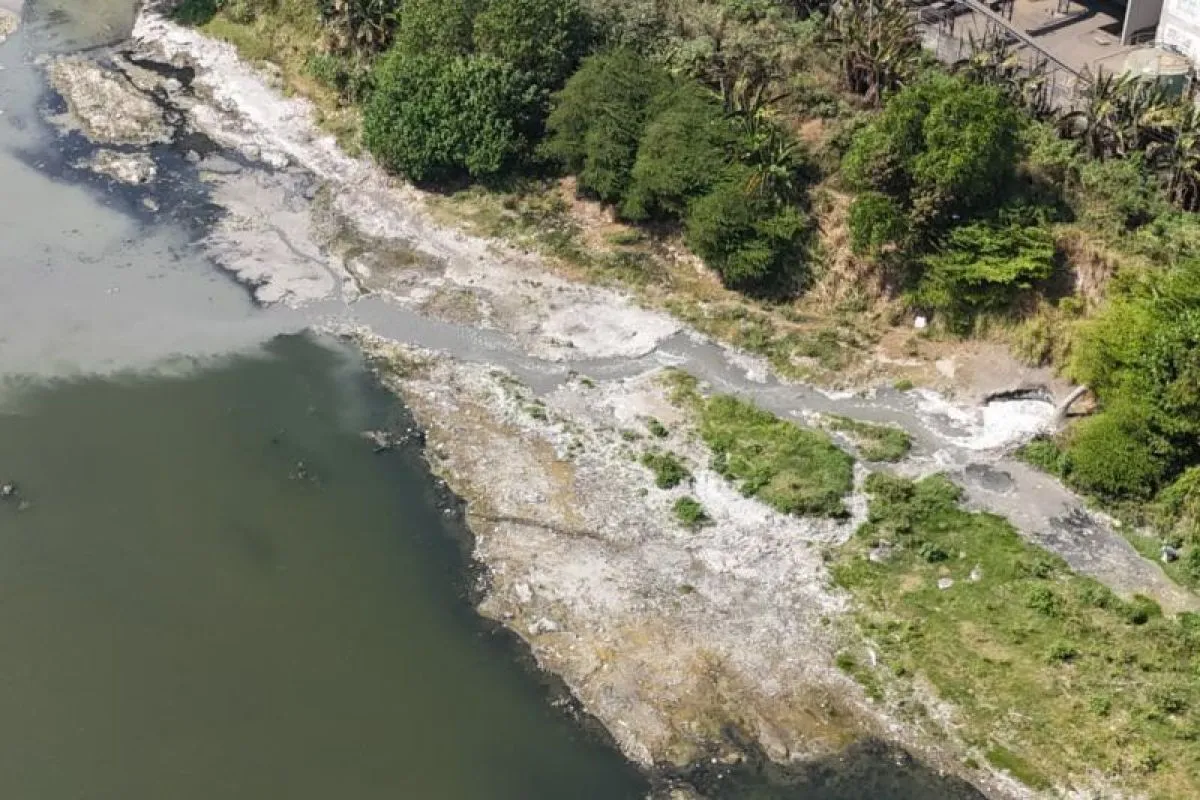 Saluran Limbah Pabrik Diduga Cemari Sungai Porong, KLH Turun Tangan dan Segel Lokasi