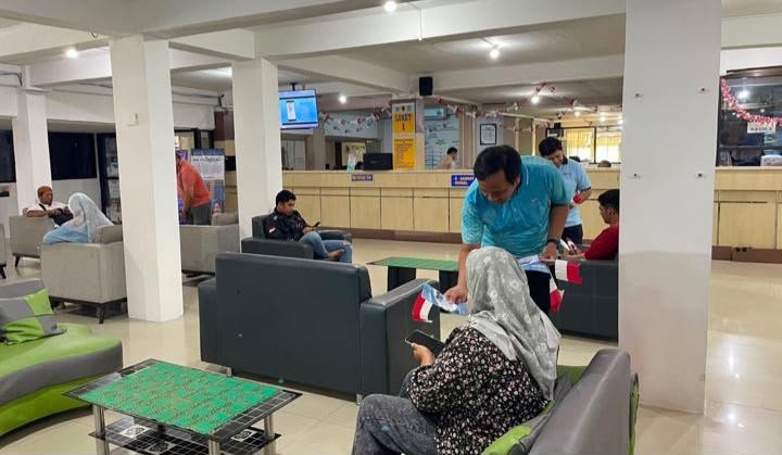Sambil Berbagi Bendera Merah Putih, Tim Pembina Samsat Banjarmasin I Edukasi Relaksasi Pajak