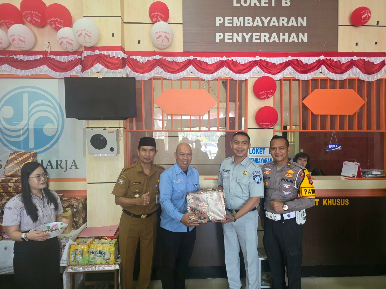 Jasa Raharja Kalteng Berikan Apresiasi kepada Wajib Pajak di Samsat Sampit Sambut HUT ke-81 RI
