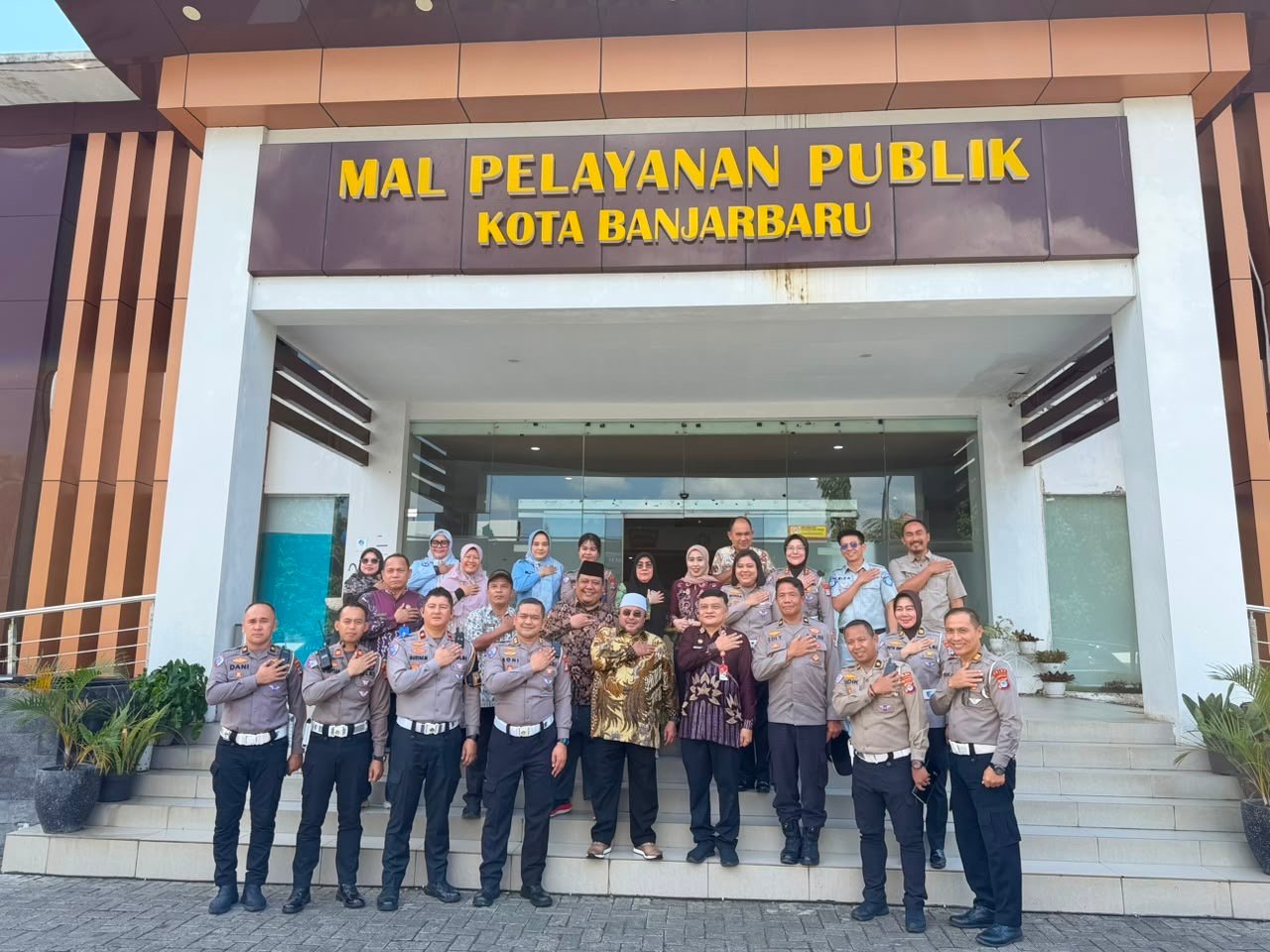 Kunjungan Komisi III DPR RI, Tim Pembina Samsat Banjarbaru Perkenalkan Layanan Samsat Terpadu Kunjungan Komisi III DPR RI, Tim Pembina Samsat Banjarbaru Perkenalkan Layanan Samsat Terpadu