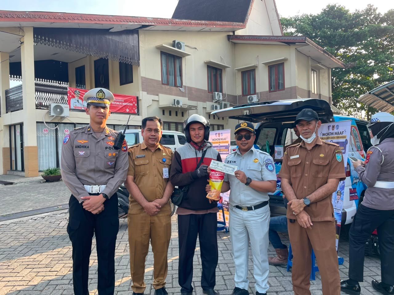Tim Pembina Samsat Martapura Perkuat Kepatuhan PKB melalui Operasi Gabungan di Dekranasda Banjar Tim Pembina Samsat Martapura Perkuat Kepatuhan PKB melalui Operasi Gabungan di Dekranasda Banjar