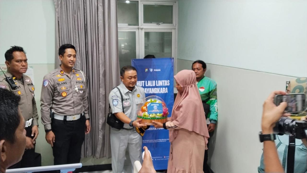 Jasa Raharja Tuban Kunjungi Korban Laka Lantas dalam Rangka HUT Lalu Lintas Bhayangkara Jasa Raharja Tuban Kunjungi Korban Laka Lantas dalam Rangka HUT Lalu Lintas Bhayangkara