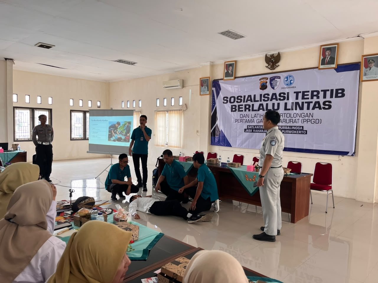 Jasa Raharja Purwokerto dan Satlantas Polres Purbalingga Gelar Sosialisasi Tertib Lalu Lintas dan Pelatihan PPGD Jasa Raharja Purwokerto dan Satlantas Polres Purbalingga Gelar Sosialisasi Tertib Lalu Lintas dan Pelatihan PPGD