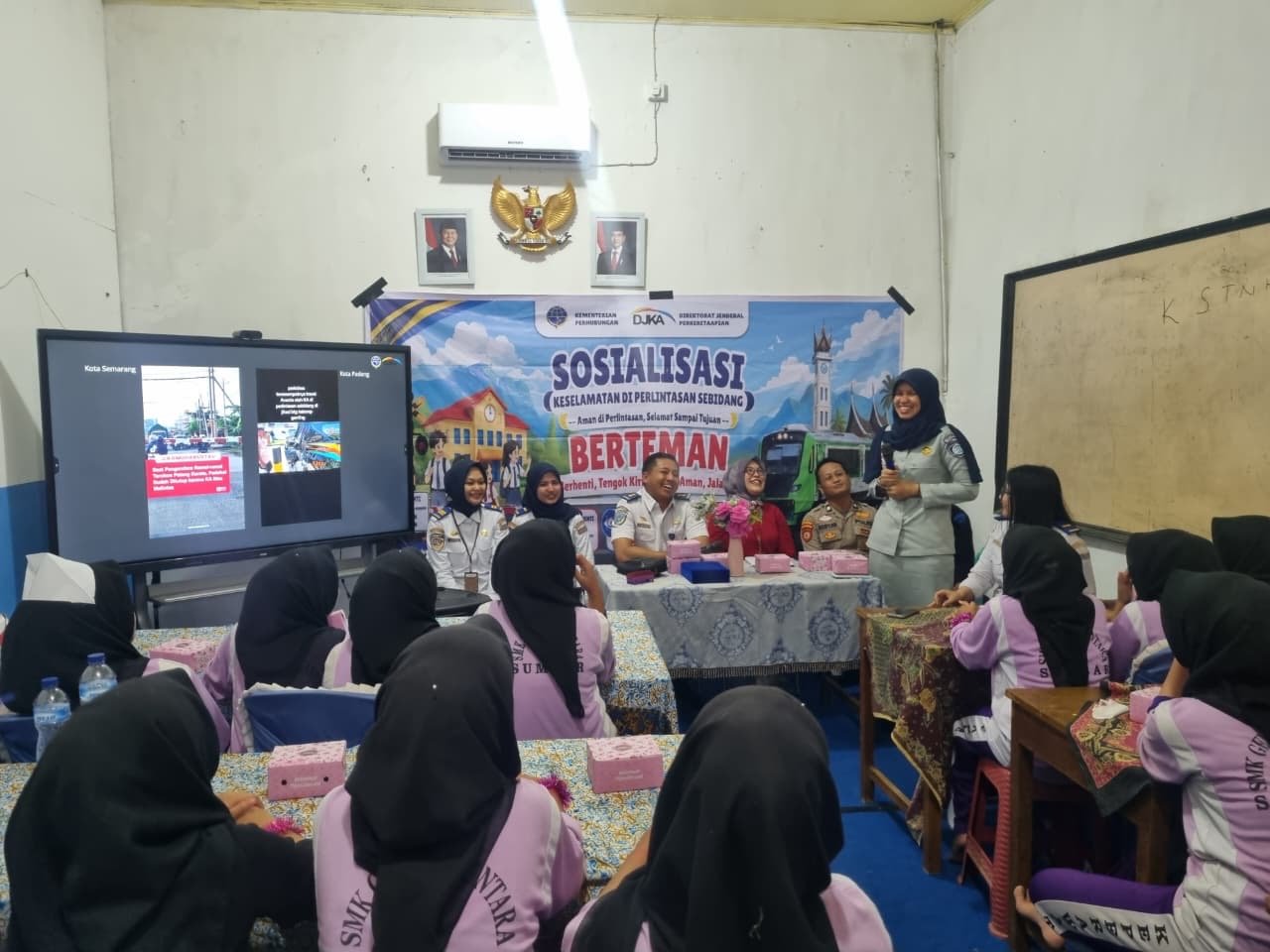 Jasa Raharja Sumbar Bersama Stakeholder Edukasi Keselamatan di Perlintasan Sebidang Jasa Raharja Sumbar Bersama Stakeholder Edukasi Keselamatan di Perlintasan Sebidang