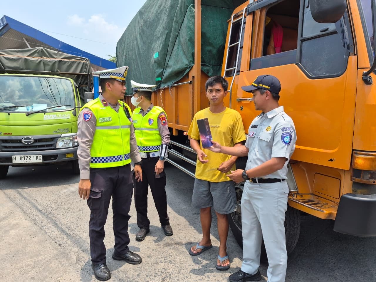 Tim Pembina Samsat Kabupaten Semarang Gelar Operasi Gabungan, Perkuat Kepatuhan Pajak Kendaraan Barang Tim Pembina Samsat Kabupaten Semarang Gelar Operasi Gabungan, Perkuat Kepatuhan Pajak Kendaraan Barang