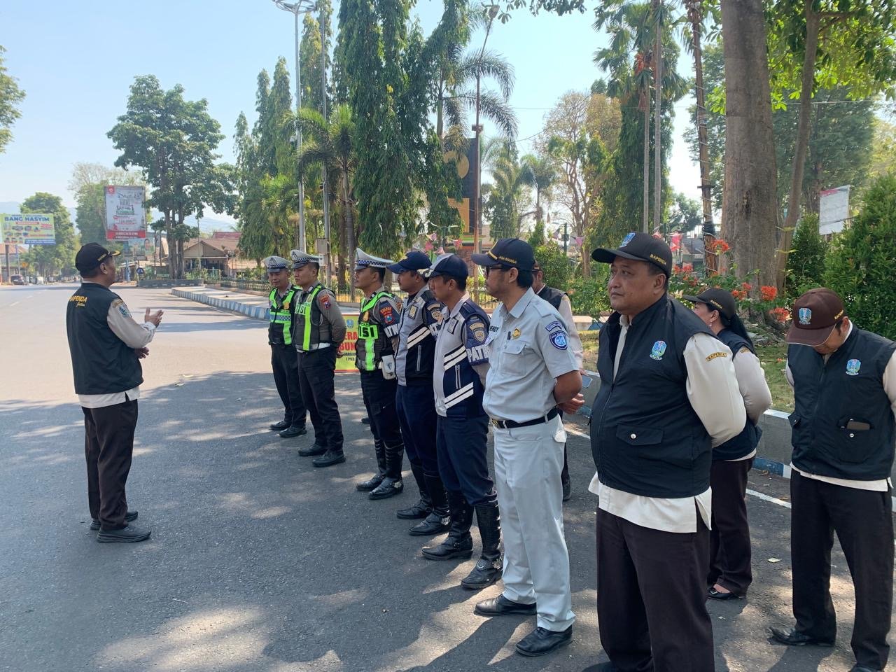 Operasi Gabungan Tim Pembina Samsat Bondowoso di Jalan Nangkaan, Dorong Keselamatan dan Kepatuhan Pajak Kendaraan Operasi Gabungan Tim Pembina Samsat Bondowoso di Jalan Nangkaan, Dorong Keselamatan dan Kepatuhan Pajak Kendaraan