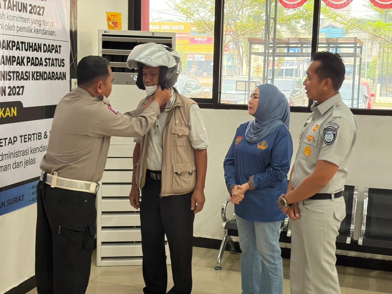 Hari Pelanggan Nasional, Jasa Raharja Kalteng Bagikan Helm dan Masker untuk Masyarakat