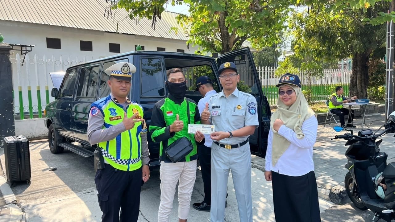 Jasa Raharja Hadir di Jalan Sudibyo Wates, Edukasi Tertib Berlalu Lintas dan Manfaatkan Program Bebas Denda Jasa Raharja Hadir di Jalan Sudibyo Wates, Edukasi Tertib Berlalu Lintas dan Manfaatkan Program Bebas Denda