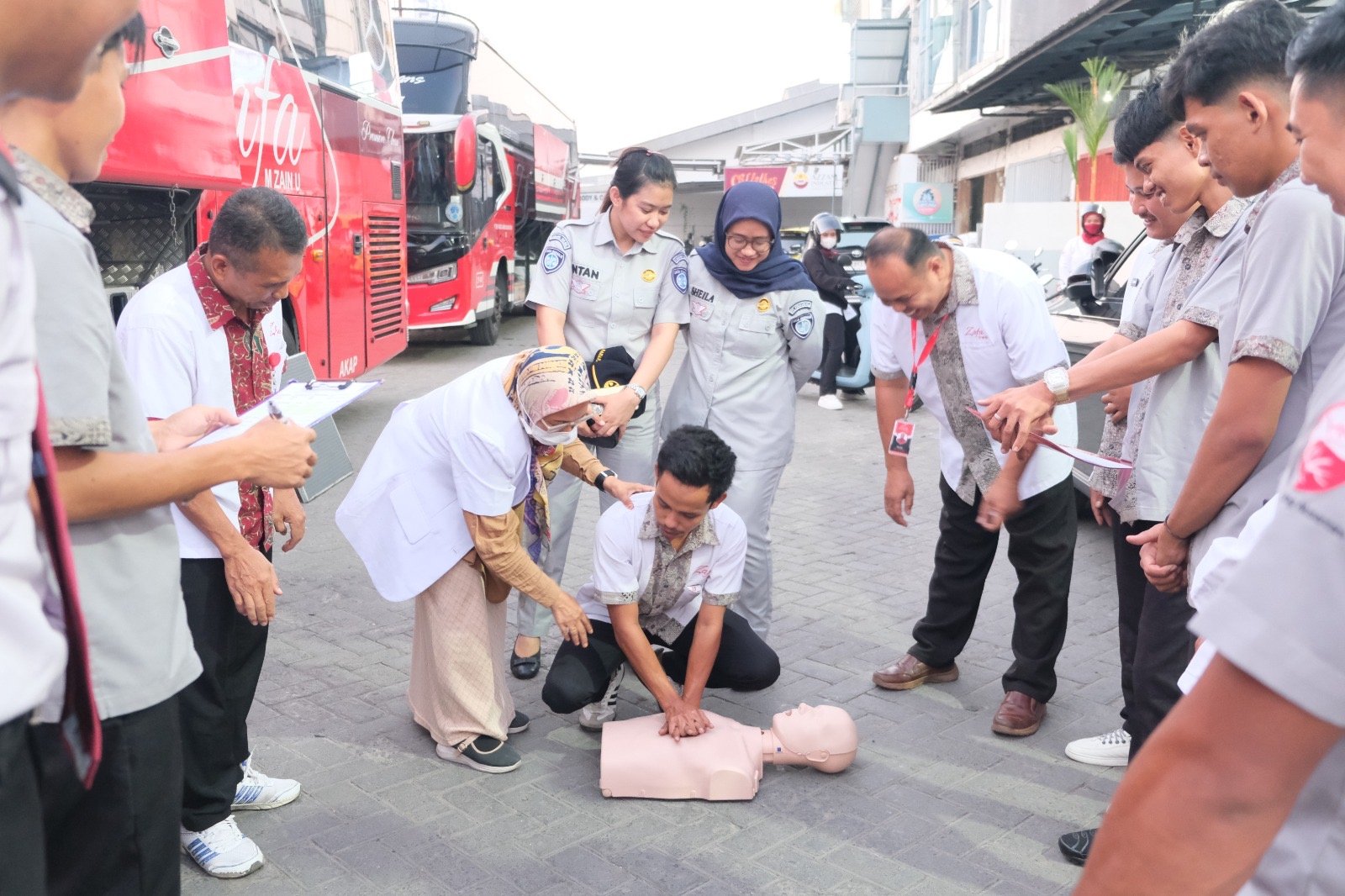 Gencarkan Kampanye Bulan Keselamatan Transportasi, Jasa Raharja Sulsel Periksa Kesehatan Puluhan Kru dan Penumpang Bus Gencarkan Kampanye Bulan Keselamatan Transportasi, Jasa Raharja Sulsel Periksa Kesehatan Puluhan Kru dan Penumpang Bus