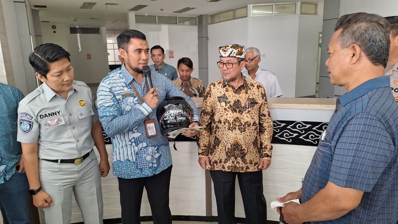 Memperkuat Budaya Customer Centric, PT Jasa Raharja (Persero) Cirebon Peringati Hari Pelanggan Nasional dengan Berikan Helm kepada Wajib Pajak yang Patuh serta Glorifikasi Layanan Digital “Jasfren” di Samsat Kab Cirebon