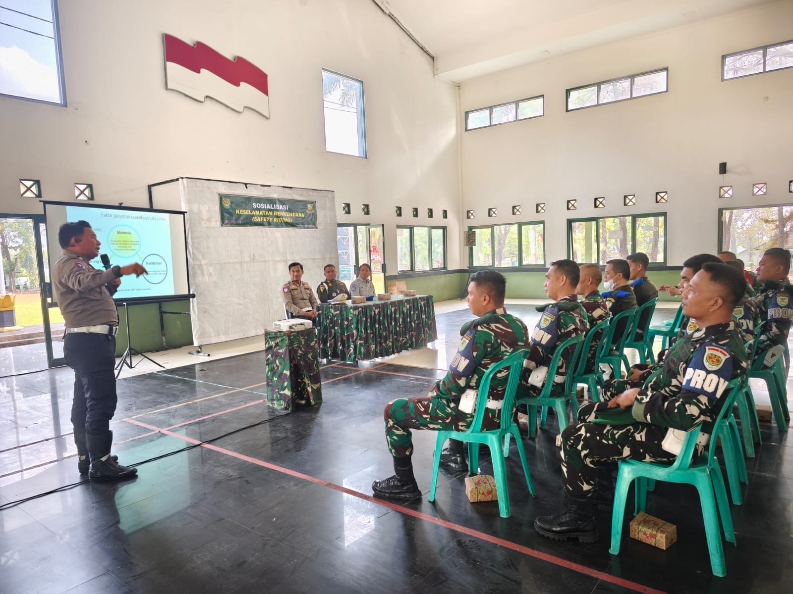 Jasa Raharja Sukabumi dan Satlantas Polres Cianjur Hadiri Sosialisasi Safety Riding kepada Personel TNI AD di Mayonif Raider 300/Bjw