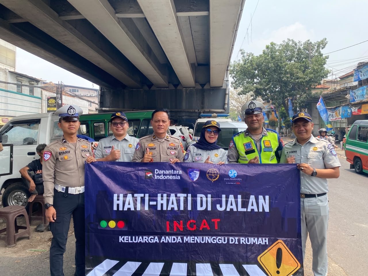 Jasa Raharja Kanwil Jawa Barat dan Polres Cimahi Hadir di Daerah Rawan Laka, Tebarkan Pesan Keselamatan kepada Pengguna Jasa Raharja Kanwil Jawa Barat dan Polres Cimahi Hadir di Daerah Rawan Laka, Tebarkan Pesan Keselamatan kepada Pengguna