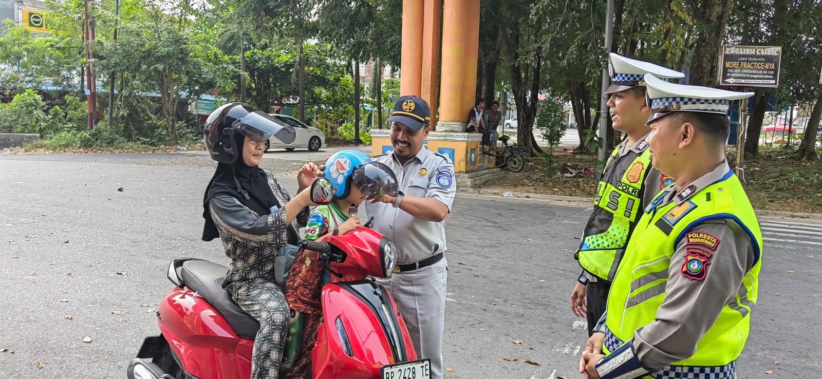 Jasa Raharja dan Satlantas Polresta Tanjung Pinang Gelar Kegiatan JASfren Peduli Keselamatan dalam Rangka Hari Pelanggan Nasional 2026 di Simpang Lampu Merah Bintan Center, Tanjungpinang