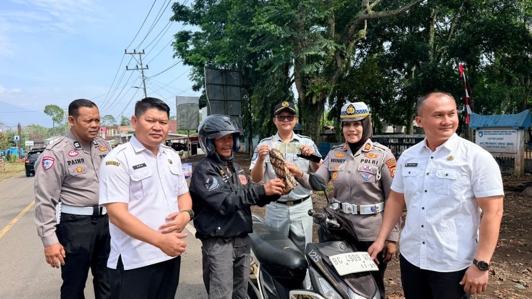 Jasa Raharja Lahat Dukung Tim Samsat Pagar Alam Gelar Opsgab Samsat Menyapa Dorong Kepatuhan Pajak Kendaraan Jasa Raharja Lahat Dukung Tim Samsat Pagar Alam Gelar Opsgab Samsat Menyapa Dorong Kepatuhan Pajak Kendaraan
