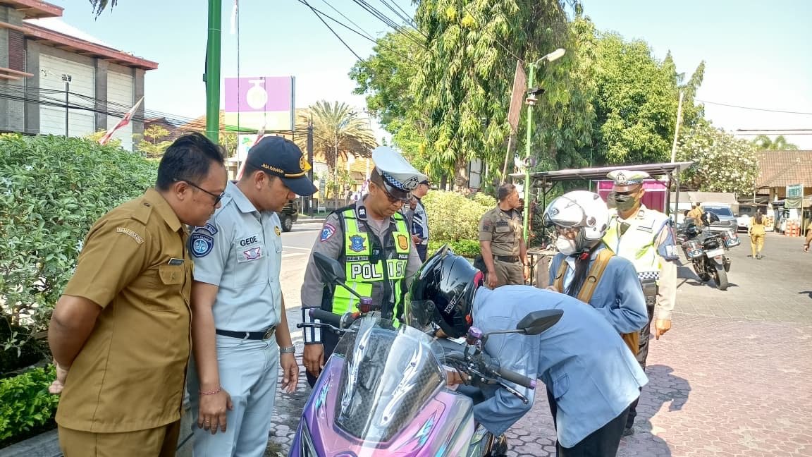 Operasi Gabungan Digelar, Tim Pembina Samsat Buleleng Ingatkan Warga Manfaatkan Relaksasi Pajak