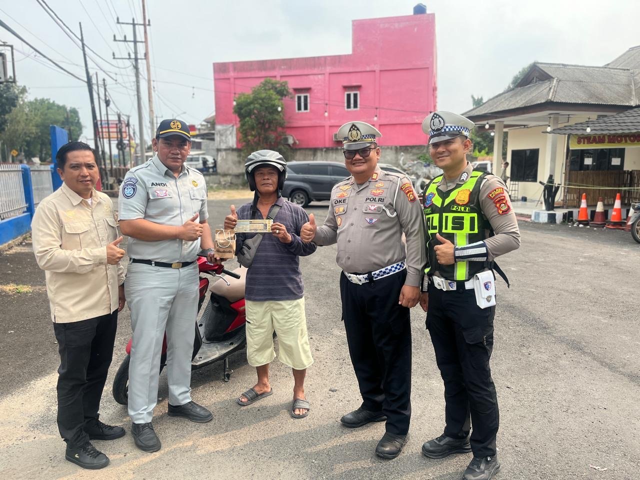 Tim Samsat OKI 1 Gelar Samsat Menyapa, Edukasi Taat PKB dan Tertib Lalu Lintas di Kayuagung Tim Samsat OKI 1 Gelar Samsat Menyapa, Edukasi Taat PKB dan Tertib Lalu Lintas di Kayuagung