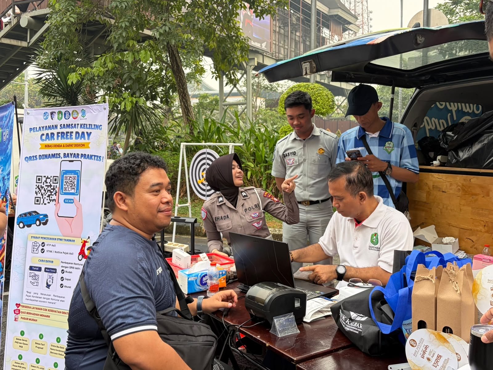 Permudah Layanan Pajak Kendaraan, Jasa Raharja Kalbar Dukung Samsat Keliling di CFD Ayani Pontianak Permudah Layanan Pajak Kendaraan, Jasa Raharja Kalbar Dukung Samsat Keliling di CFD Ayani Pontianak