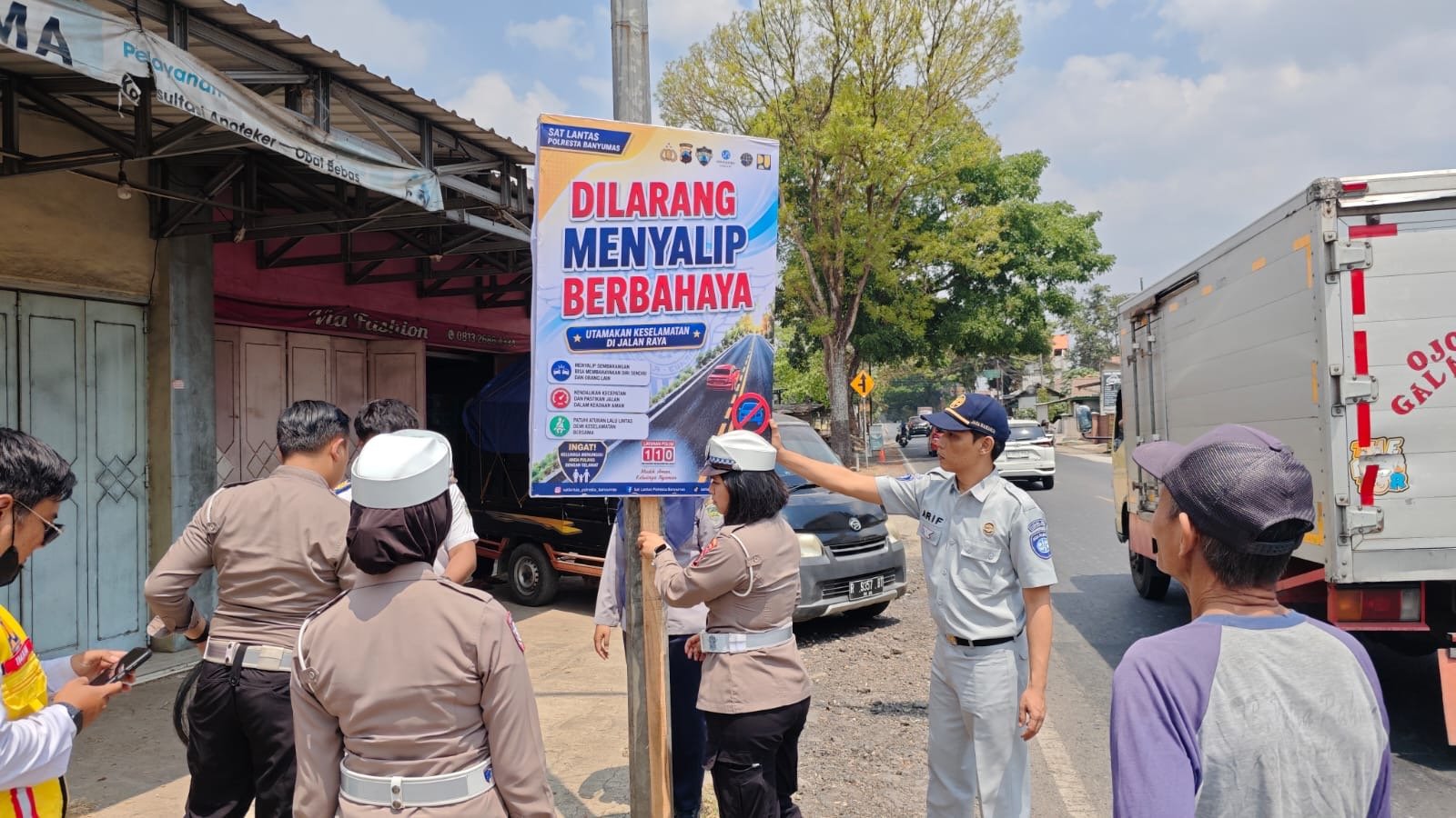 Jasa Raharja Dukung Pencegahan Kecelakaan melalui Pemasangan Spanduk Himbauan Keselamatan di Ajibarang