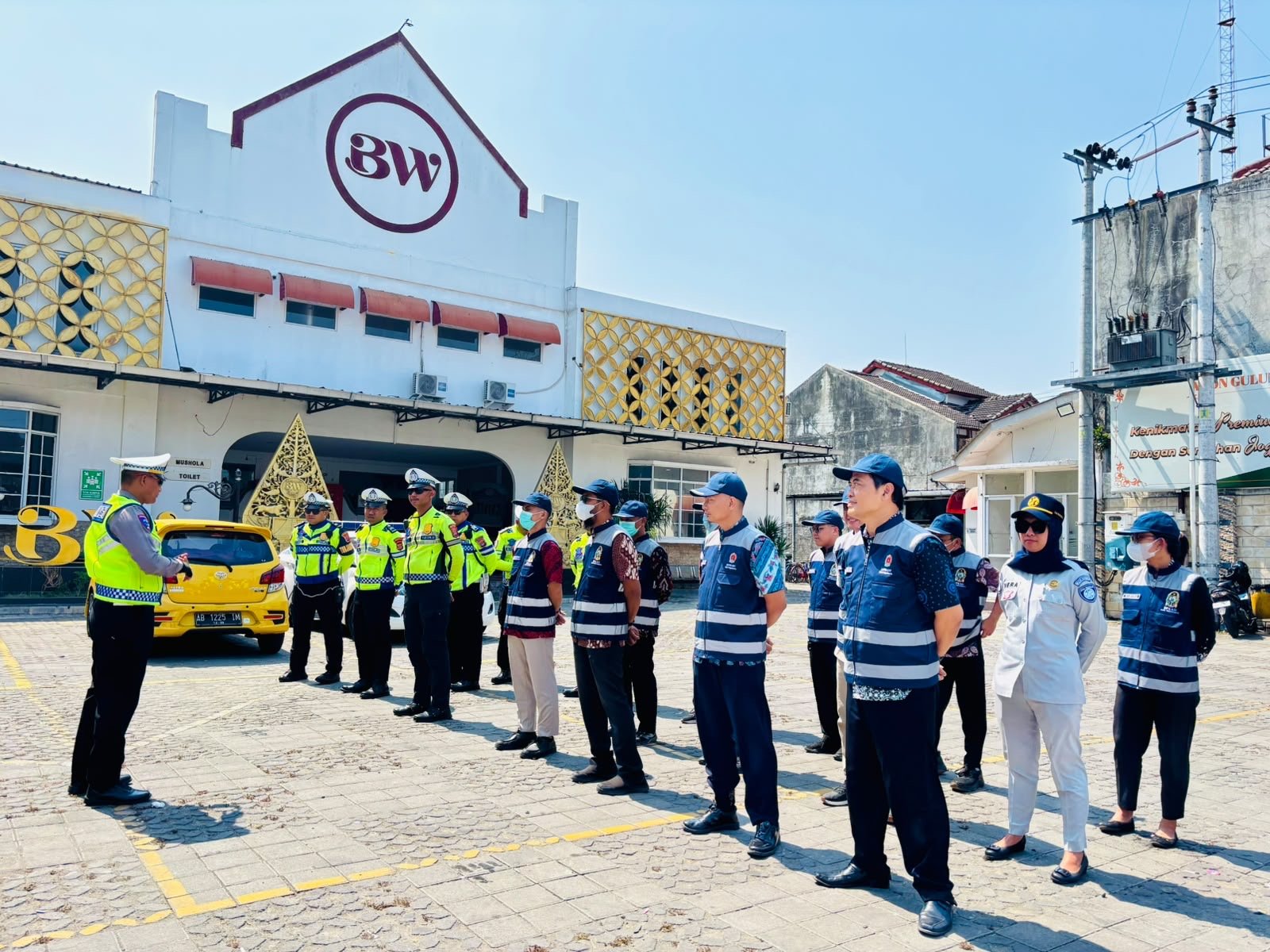 Jasa Raharja Dukung Tertib Administrasi Kendaraan melalui Operasi Gabungan di Jalan HOS Cokroaminoto Jasa Raharja Dukung Tertib Administrasi Kendaraan melalui Operasi Gabungan di Jalan HOS Cokroaminoto