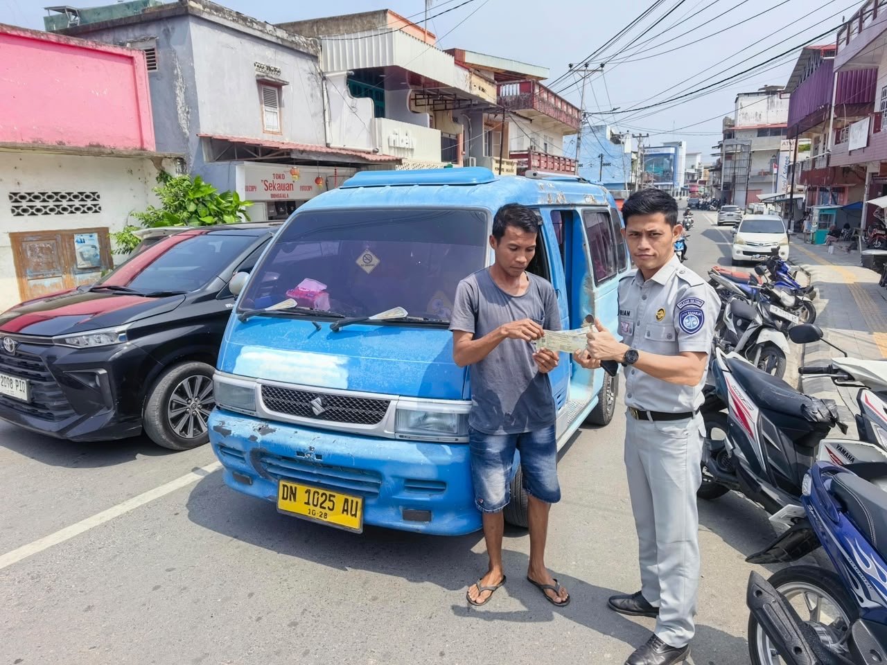 Jasa Raharja Donggala Laksanakan Pengutipan IWKBU dan Edukasi Pembayaran Digital Kepada Pemilik Angkutan Umum Jasa Raharja Donggala Laksanakan Pengutipan IWKBU dan Edukasi Pembayaran Digital Kepada Pemilik Angkutan Umum
