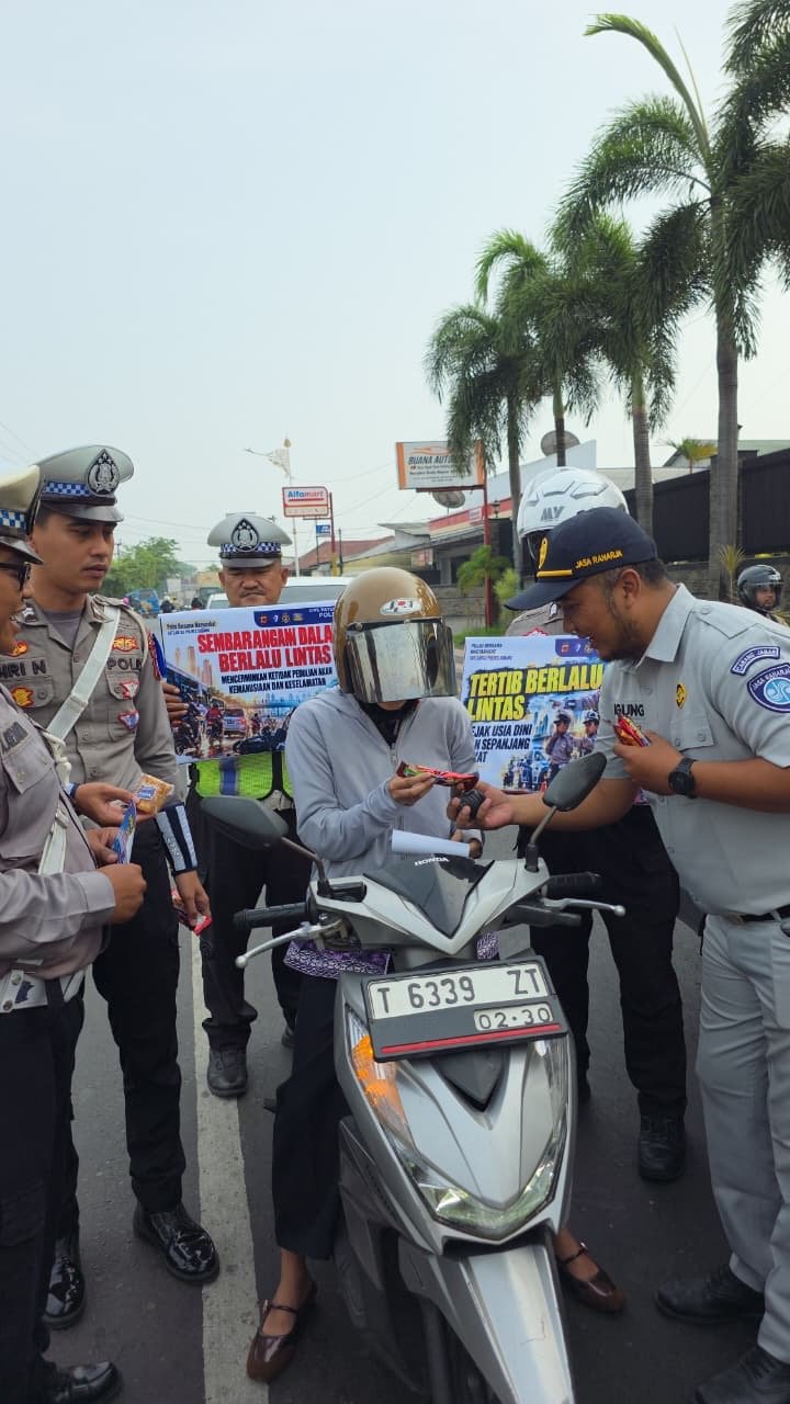 Jasa Raharja dan Polres Subang Gelar Aksi Simpatik, Ajak Pengendara Jadikan Keselamatan sebagai Prioritas Jasa Raharja dan Polres Subang Gelar Aksi Simpatik, Ajak Pengendara Jadikan Keselamatan sebagai Prioritas