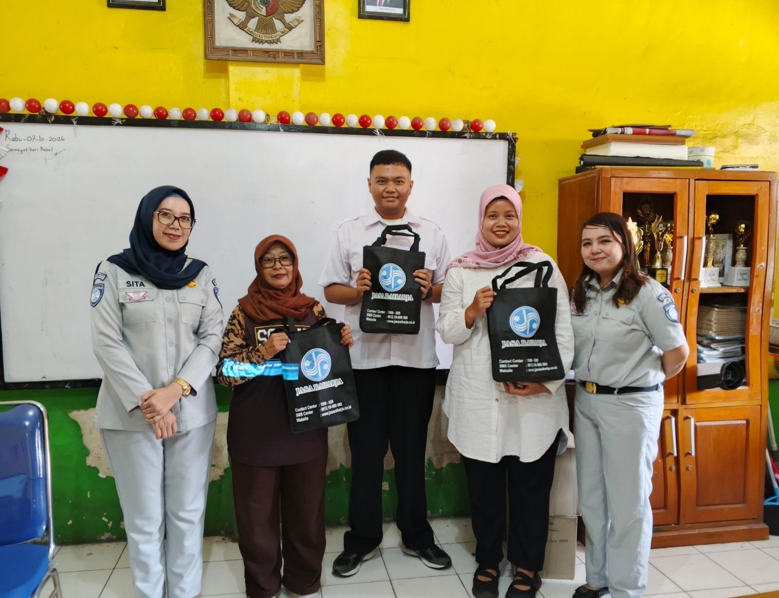 Jasa Raharja Hadir di PO Berlio Bandung, Gelar Pengobatan Gratis dan Edukasi PPGD untuk Tingkatkan Keselamatan Transportasi Jasa Raharja Hadir di PO Berlio Bandung, Gelar Pengobatan Gratis dan Edukasi PPGD untuk Tingkatkan Keselamatan Transportasi