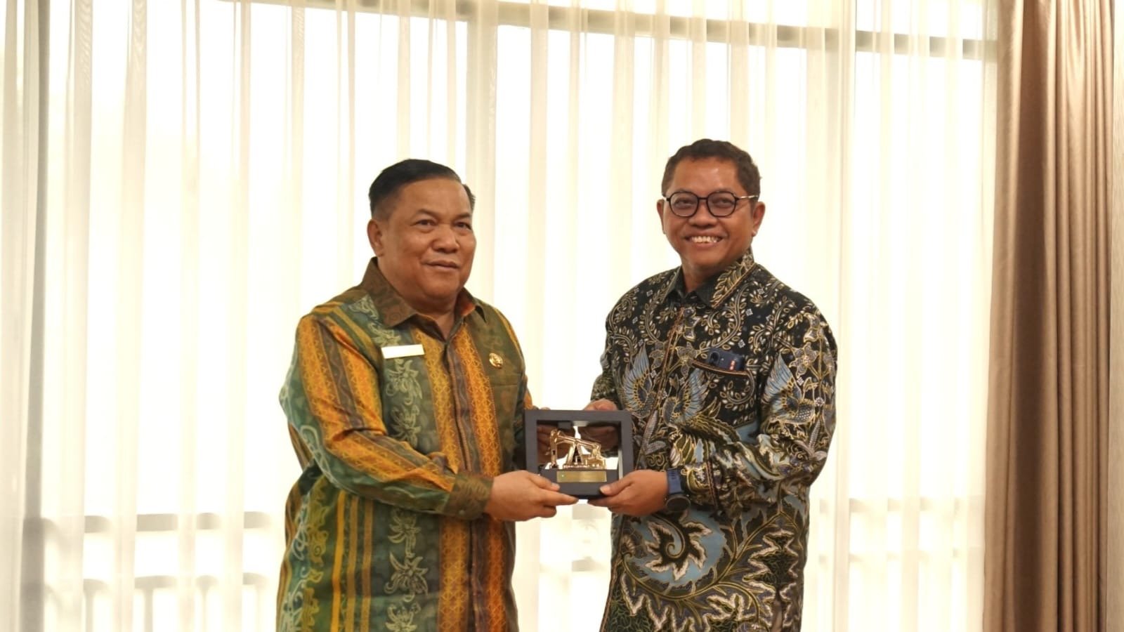 Direktur Keuangan Jasa Raharja Lakukan Kunjungan Silaturahmi Ke Gubernur Riau, Bahas Peningkatan Penerimaan Dan Perlindungan Korban Kecelakaan Lalu Lintas Direktur Keuangan Jasa Raharja Lakukan Kunjungan Silaturahmi Ke Gubernur Riau, Bahas Peningkatan Penerimaan Dan Perlindungan Korban Kecelakaan Lalu Lintas