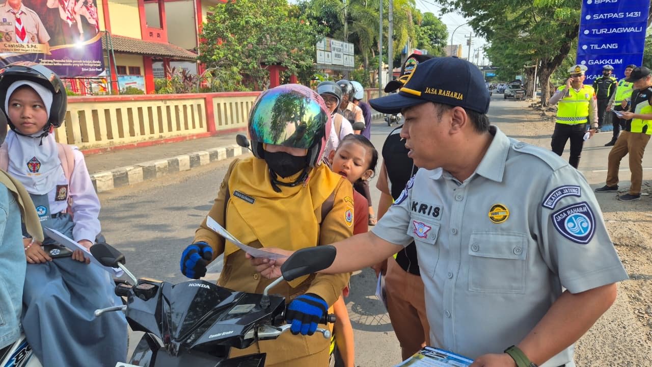 Tim Pembina Samsat Brebes Sosialisasikan Kepatuhan Pajak Kendaraan dan Keselamatan Berlalu Lintas Tim Pembina Samsat Brebes Sosialisasikan Kepatuhan Pajak Kendaraan dan Keselamatan Berlalu Lintas