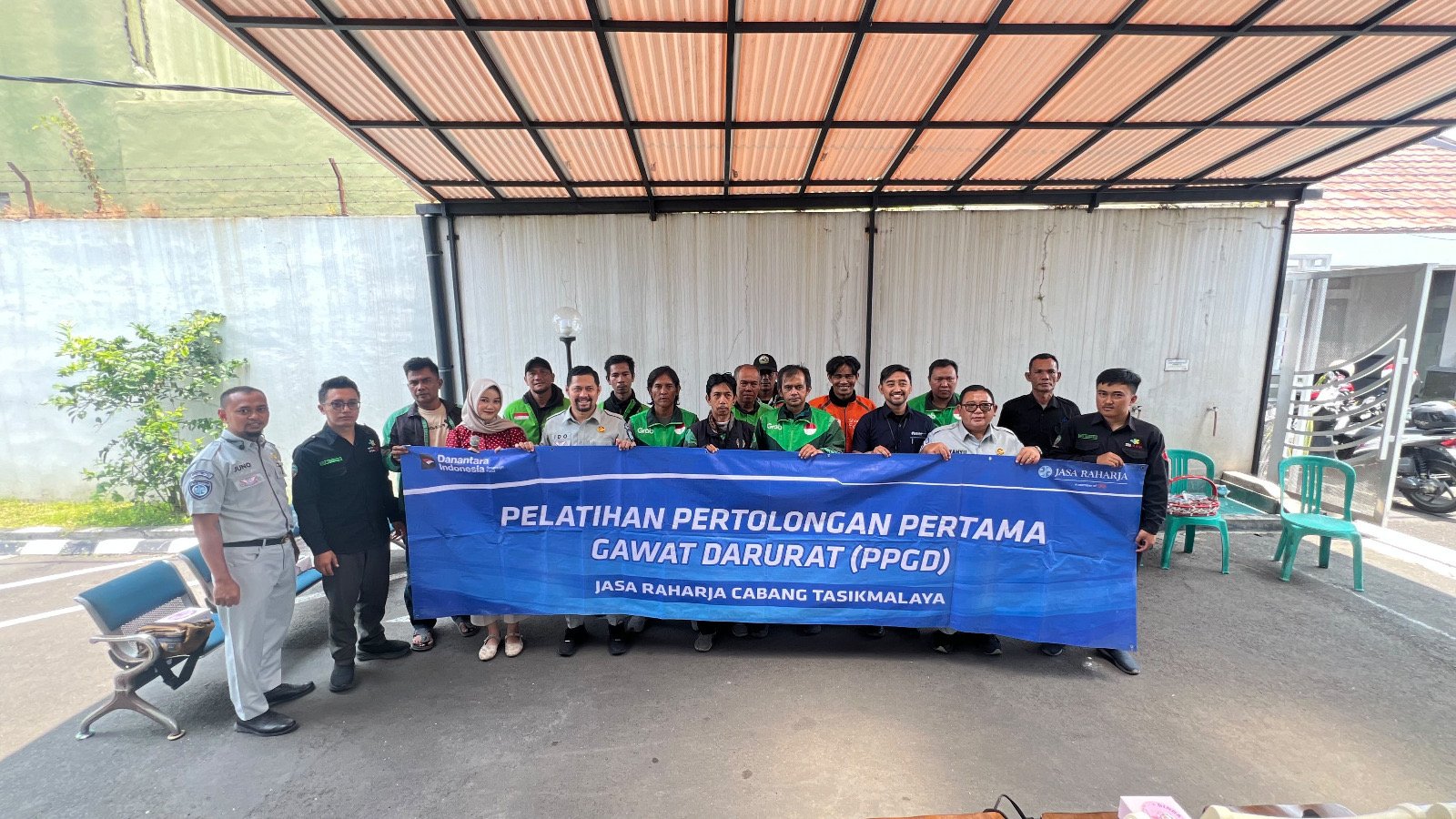 Jasa Raharja Cabang Tasikmalaya Gelar Sosialisasi Safety Riding dan Pelatihan PPGD bagi Komunitas Ojek Online