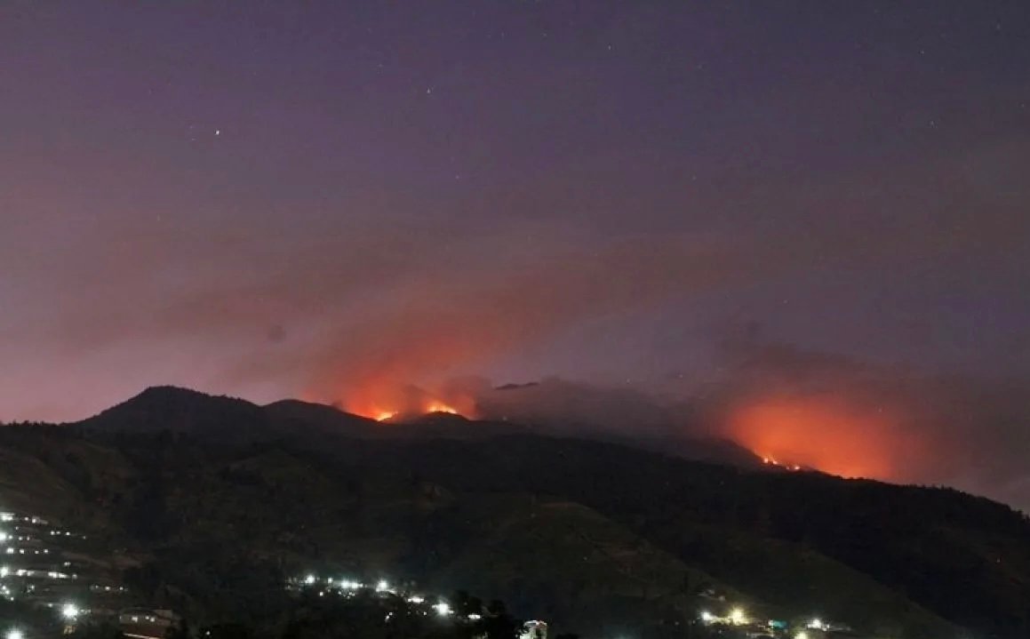Karhutla Gunung Merbabu Merambat ke 3 Desa, Tim Gabungan Dikerahkan Karhutla Gunung Merbabu Merambat ke 3 Desa, Tim Gabungan Dikerahkan