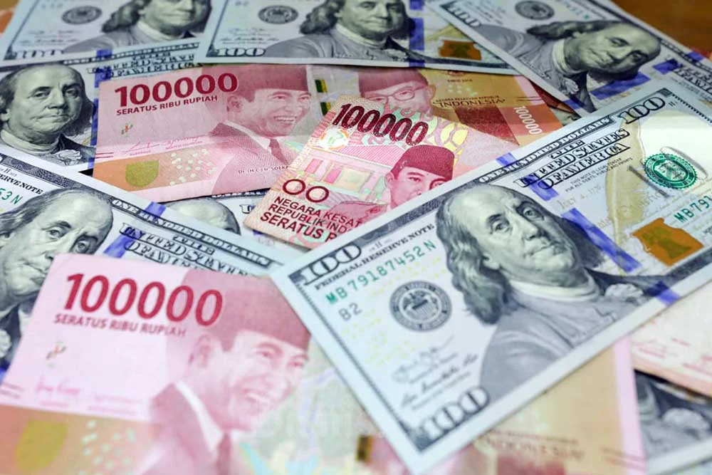 Rupiah Melemah Tertekan Lonjakan Tajam Harga Minyak Global