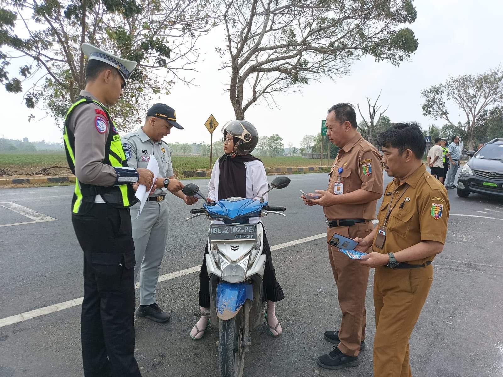 Sasar Pengendara di Depan Kantor Bupati, Samsat Sukadana Sosialisasikan Program Keringanan Pajak Sasar Pengendara di Depan Kantor Bupati, Samsat Sukadana Sosialisasikan Program Keringanan Pajak