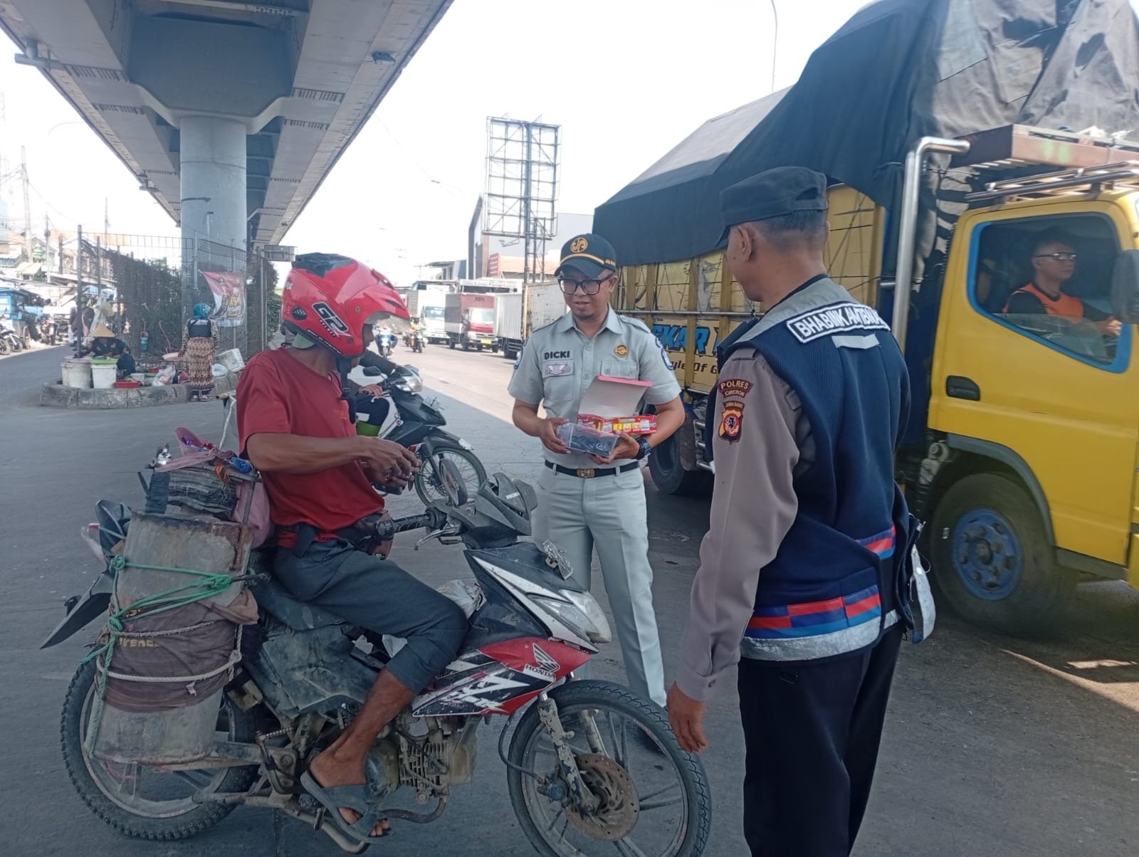Tingkatkan Keselamatan Lalu Lintas, PT Jasa Raharja (Persero) Cabang Cirebon Gencarkan Edukasi Keselamatan Melalui Aksi Simpatik di Daerah Rawan Laka Tingkatkan Keselamatan Lalu Lintas, PT Jasa Raharja (Persero) Cabang Cirebon Gencarkan Edukasi Keselamatan Melalui Aksi Simpatik di Daerah Rawan Laka