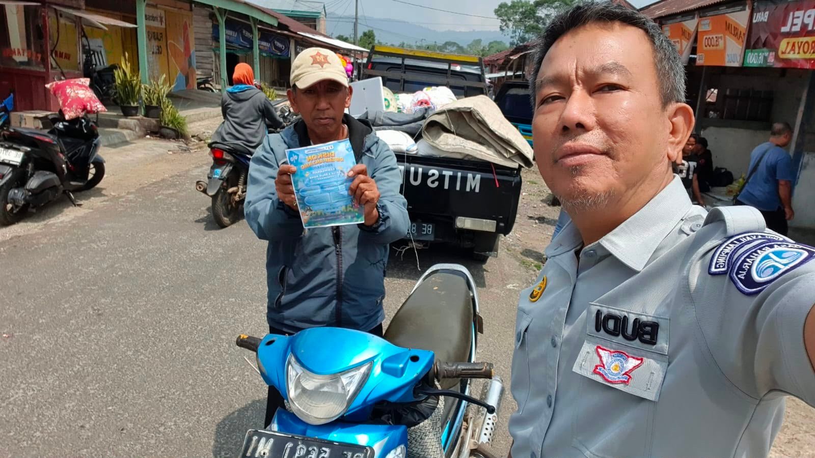 Sasar Pusat Aktivitas Masyarakat, Samsat Liwa Sosialisasikan Program Keringanan Pajak Kendaraan Sasar Pusat Aktivitas Masyarakat, Samsat Liwa Sosialisasikan Program Keringanan Pajak Kendaraan