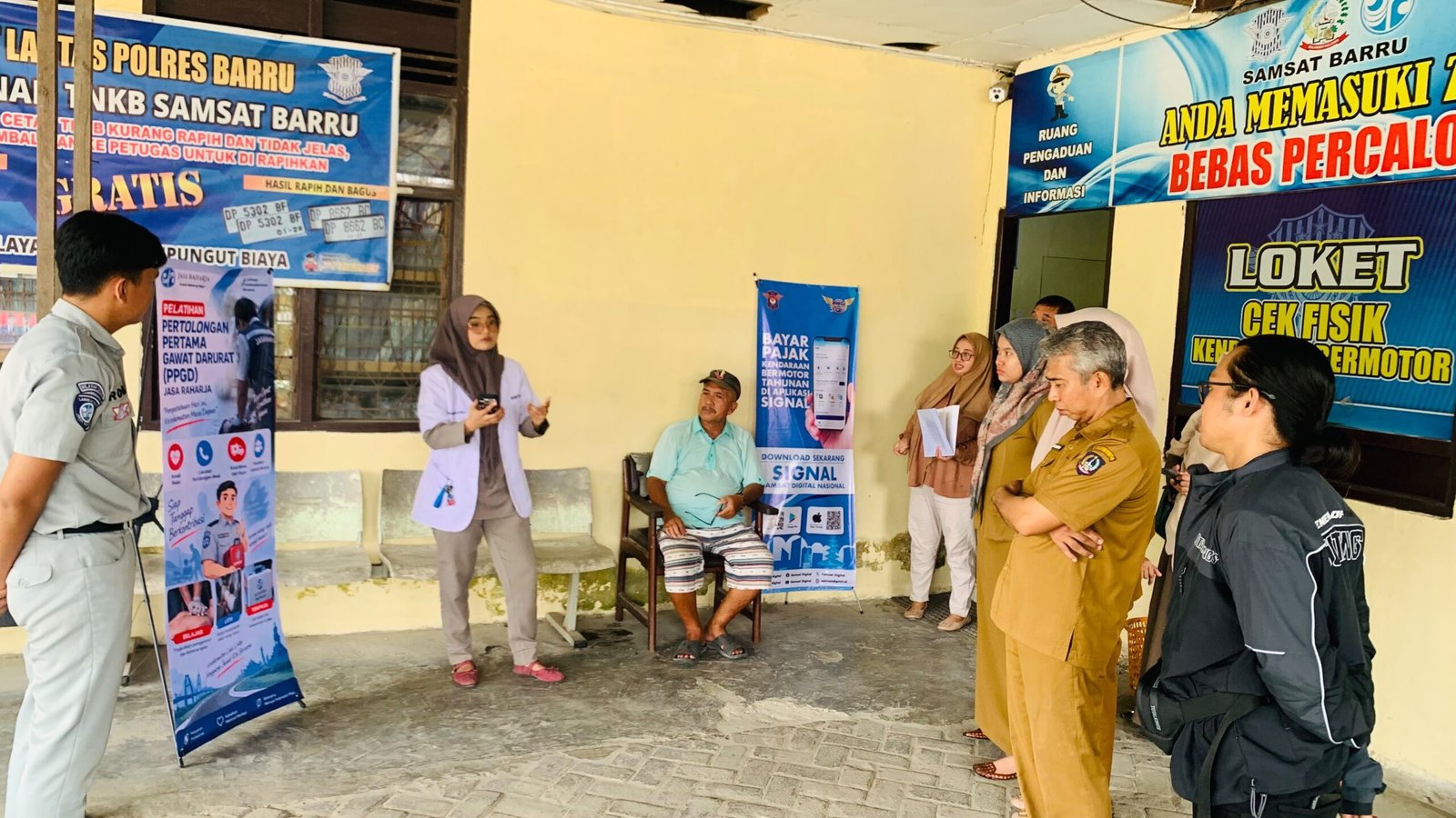 PT Jasa Raharja (Persero) Cabang Parepare Gelar Pemeriksaan Kesehatan Gratis (MUKL) dan Sosialisasi Pertolongan Pertama Gawat Darurat (PPGD) di Samsat Barru