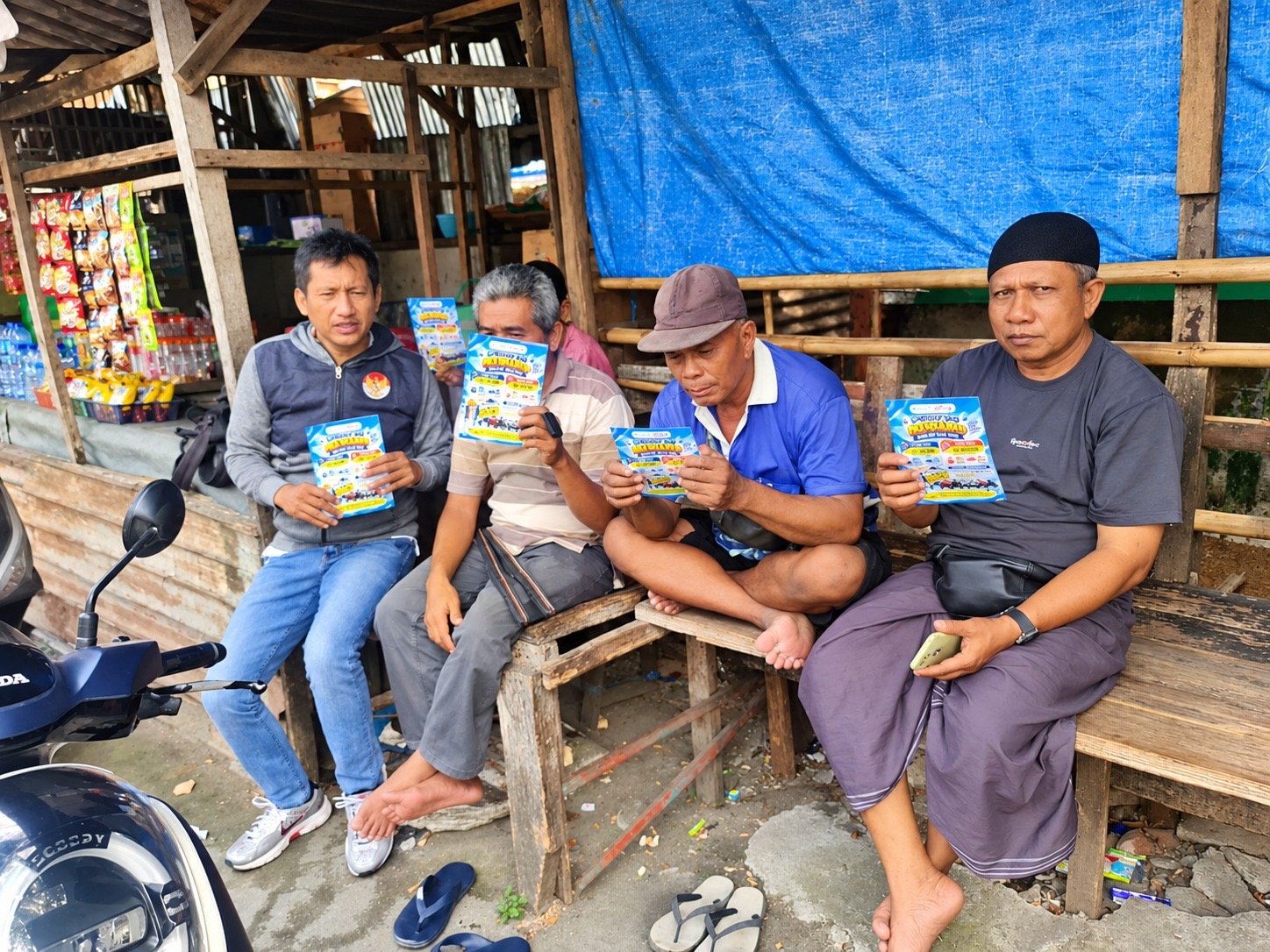 Jasa Raharja NTB Tingkatkan Kesadaran Pajak melalui Pembagian Flyer di Lombok Tengah