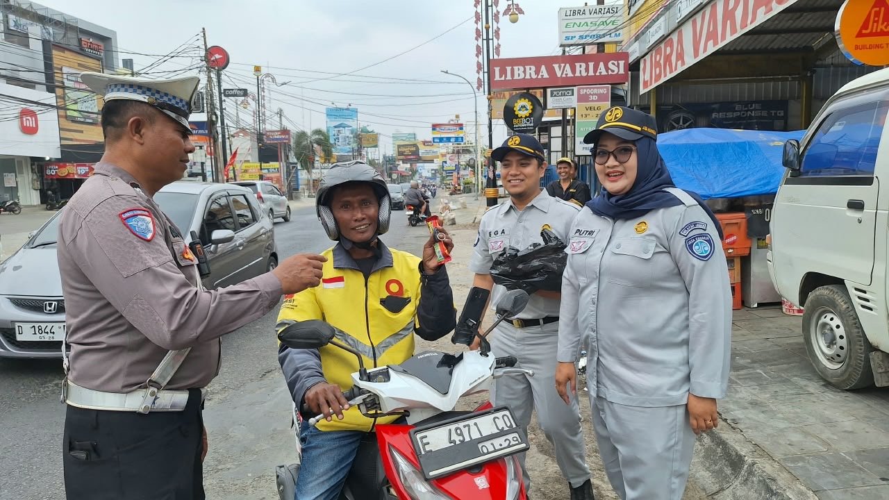 Tingkatkan Keselamatan Lalu Lintas, PT Jasa Raharja (Persero) Cabang Cirebon Gencarkan Edukasi Keselamatan Melalui Aksi Simpatik di Daerah Rawan Laka Tingkatkan Keselamatan Lalu Lintas, PT Jasa Raharja (Persero) Cabang Cirebon Gencarkan Edukasi Keselamatan Melalui Aksi Simpatik di Daerah Rawan Laka