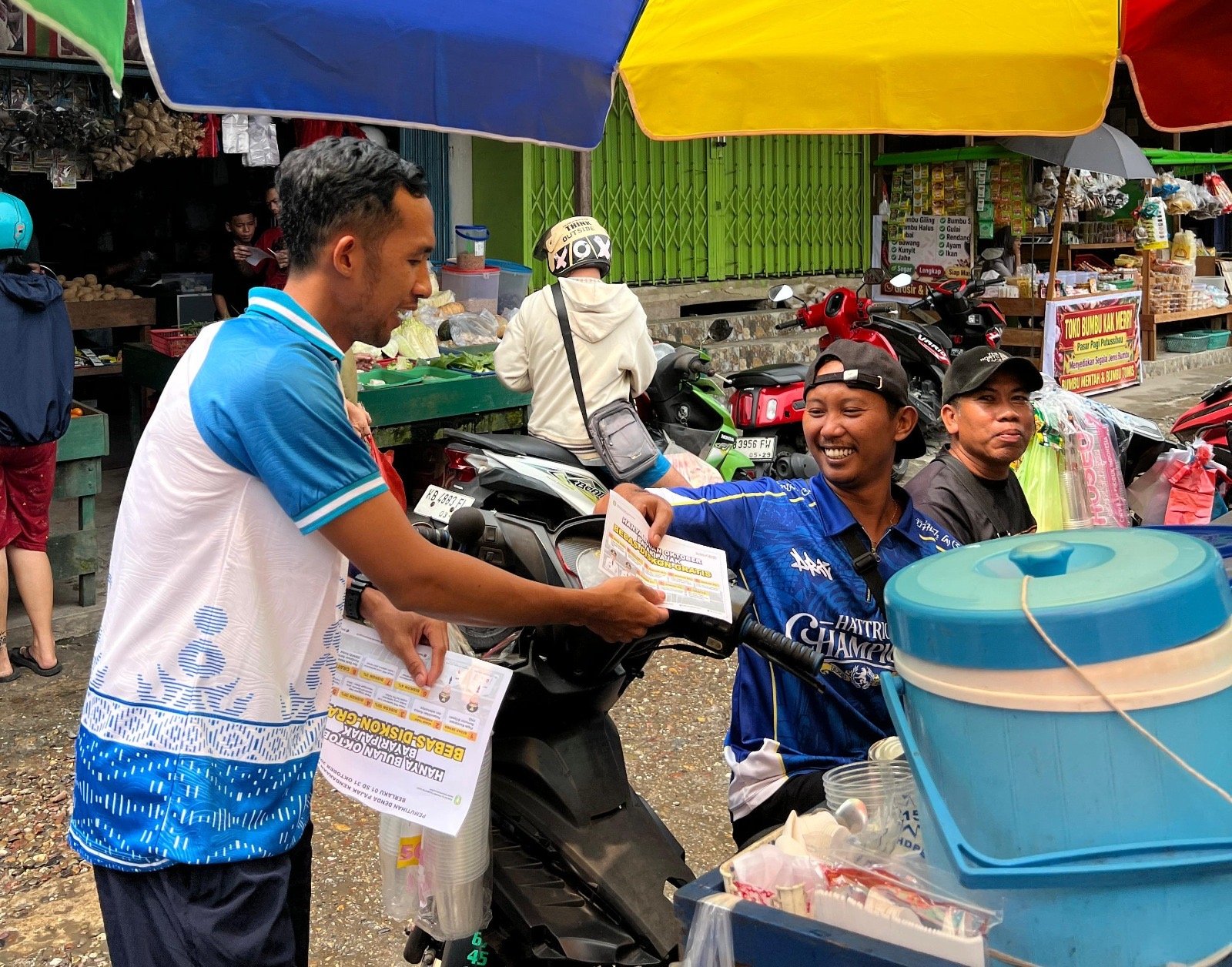 Jasa Raharja Sintang Hadir di Pasar Putussibau, Sosialisasikan Program Bebas Denda Pajak Kendaraan Jasa Raharja Sintang Hadir di Pasar Putussibau, Sosialisasikan Program Bebas Denda Pajak Kendaraan